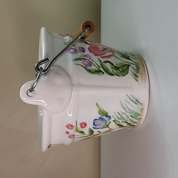 Ceramic Floral Bucket with Rabbit - Picture 3 of 14